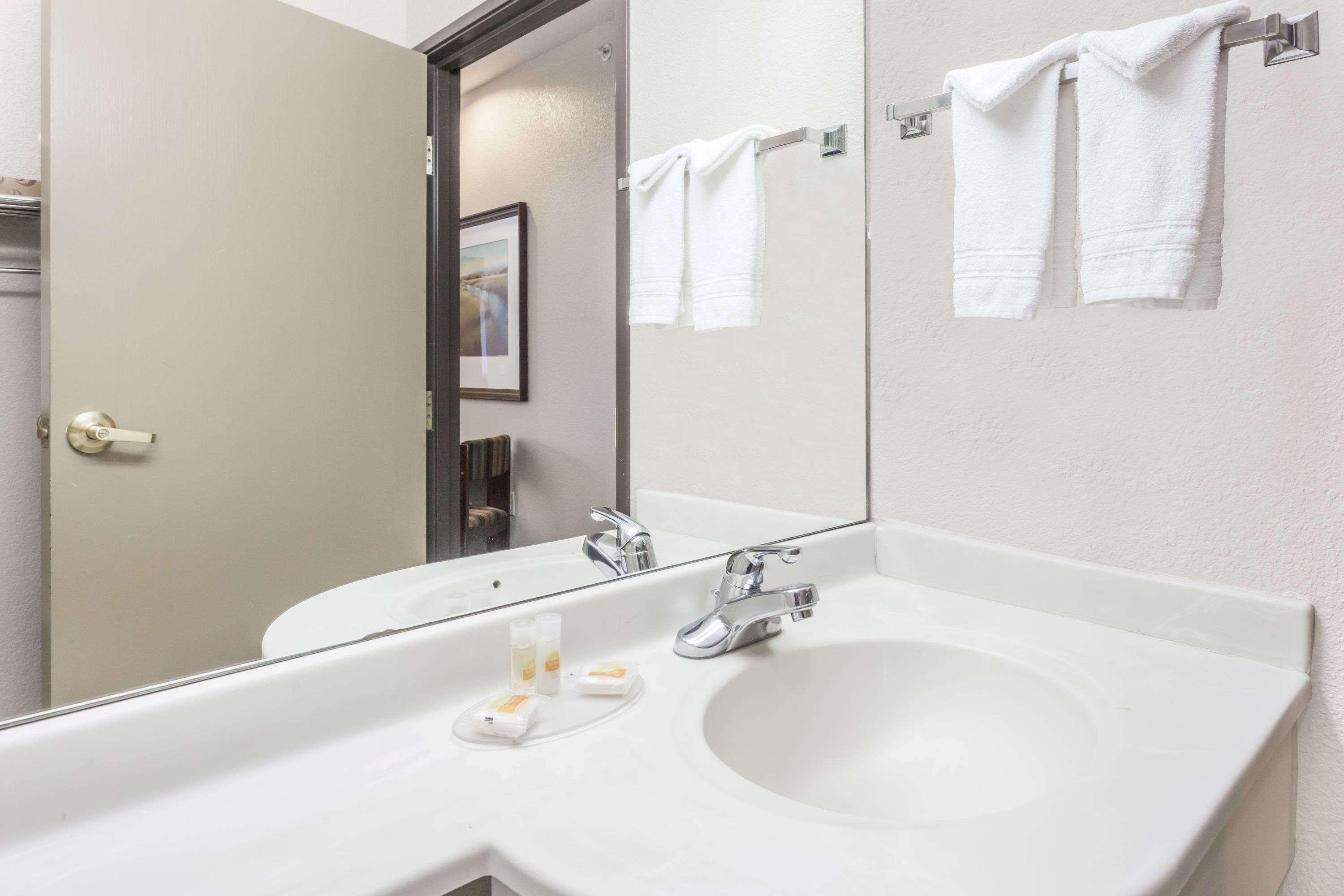 Days Inn By Wyndham Near Kansas Speedway Kansas City Luaran gambar
