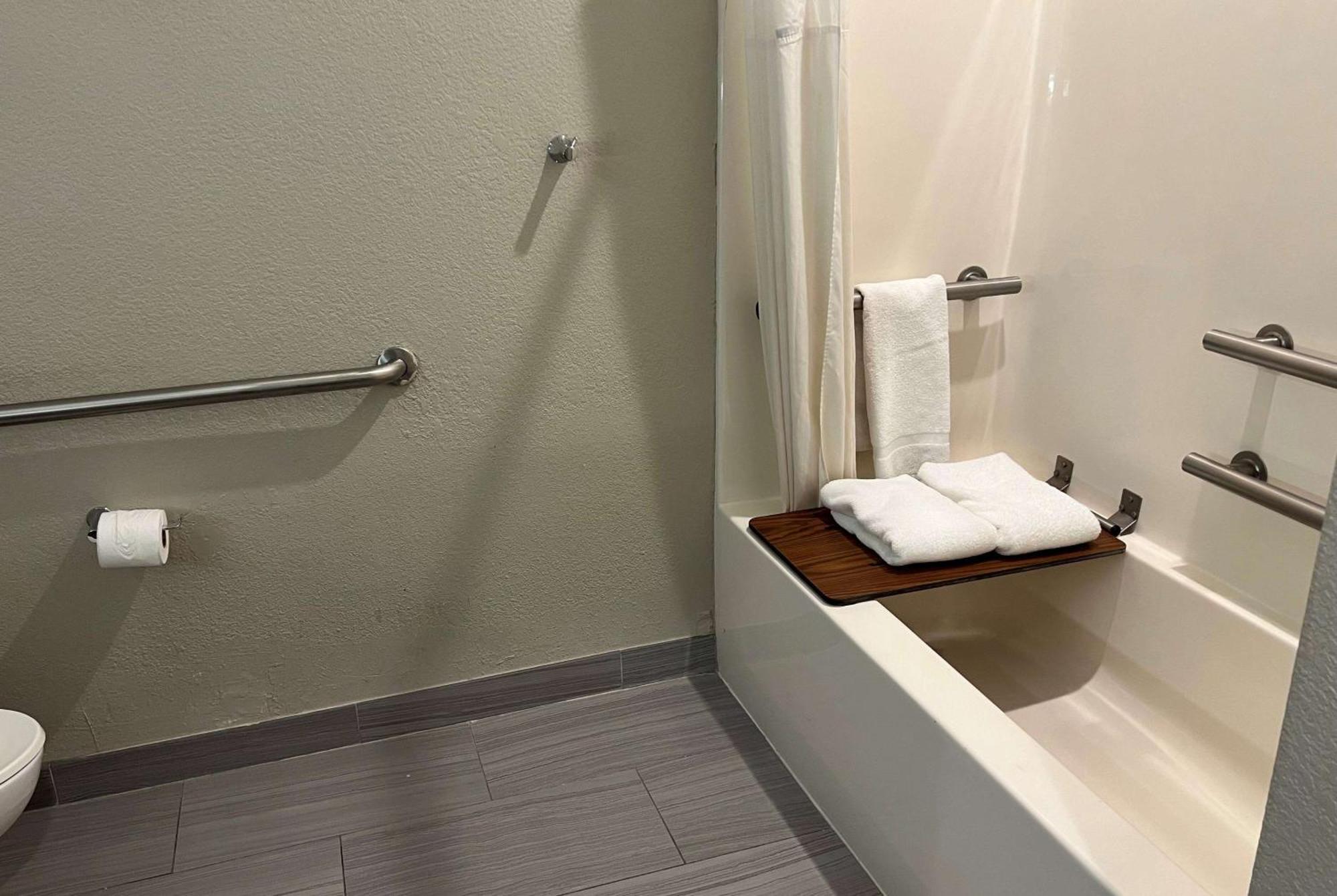 Days Inn By Wyndham Near Kansas Speedway Kansas City Luaran gambar