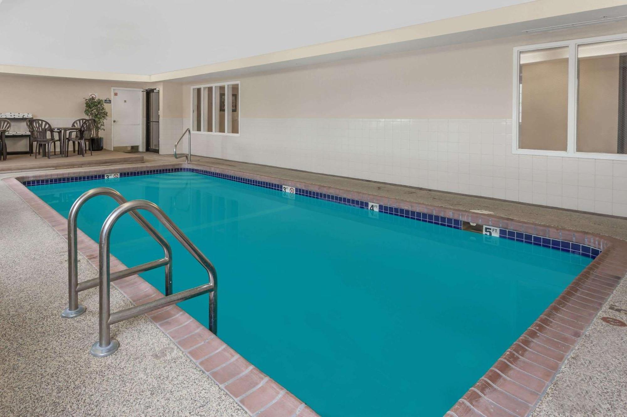Days Inn By Wyndham Near Kansas Speedway Kansas City Luaran gambar